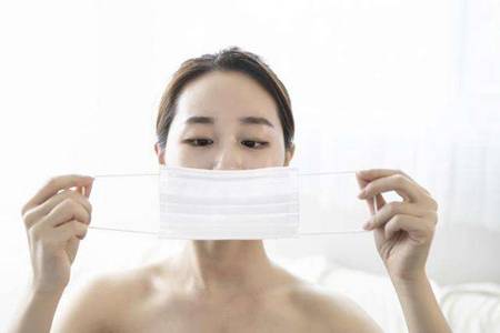戴口罩起痘痘怎么辦?預防新型冠狀病毒也別忽略了戰痘-易網健康養生網 戴口罩起痘痘怎么辦?預防新型冠狀病毒也別忽略了戰痘