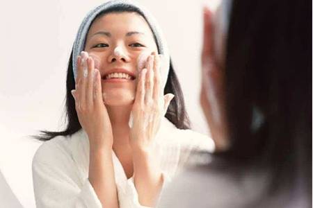 白醋洗臉的四個好處,用白醋洗臉的正確清潔方法-易網(wǎng)健康<a href=http://www.jsjjzhkt.cn/jkys/ target=_blank class=infotextkey>養(yǎng)生</a>網(wǎng) 白醋洗臉的四個好處,用白醋洗臉的正確清潔方法