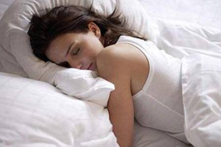 護膚誤區：睡前不涂任何保濕護膚產品可以讓皮膚休息是真的嗎