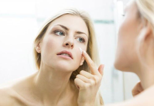 下眼袋有細(xì)紋怎么辦?教你4招淡化皺紋-易網(wǎng)<a href=http://www.jsjjzhkt.cn/ target=_blank class=infotextkey>健康養(yǎng)生</a>網(wǎng) 下眼袋有細(xì)紋怎么辦?教你4招淡化皺紋