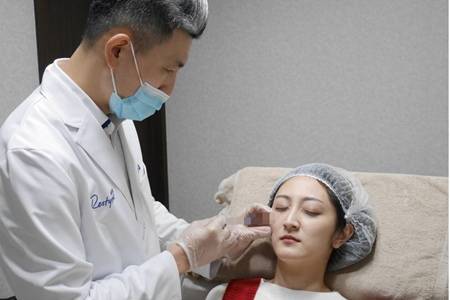 玻尿酸最全的作用和危害，玻尿酸保濕抗老還你好皮膚