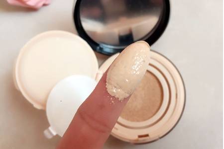 網(wǎng)絡(luò)語卡粉是什么意思?女生化妝總是卡粉的四大原因-易網(wǎng)<a href=http://www.jsjjzhkt.cn/ target=_blank class=infotextkey>健康養(yǎng)生</a>網(wǎng) 網(wǎng)絡(luò)語卡粉是什么意思?女生化妝總是卡粉的四大原因