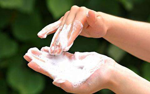 玻尿酸洗面奶和氨基酸洗面奶有什么區(qū)別