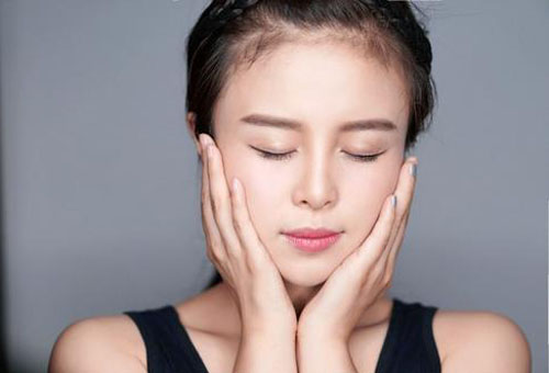 簡單有效的美白小妙招 讓皮膚白白嫩嫩-易網(wǎng)<a href=http://www.jsjjzhkt.cn/ target=_blank class=infotextkey>健康養(yǎng)生</a>網(wǎng) 簡單有效的美白小妙招 讓皮膚白白嫩嫩