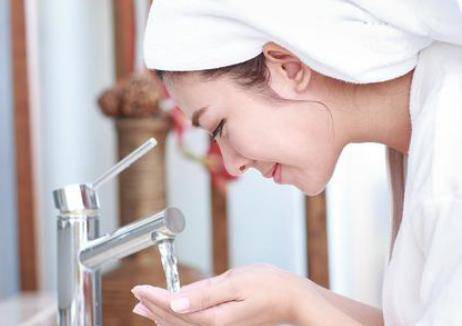 哪些錯誤的洗臉方法 會讓臉加速變老十歲-易網<a href=http://www.jsjjzhkt.cn/ target=_blank class=infotextkey>健康養生</a>網 哪些錯誤的洗臉方法 會讓臉加速變老十歲