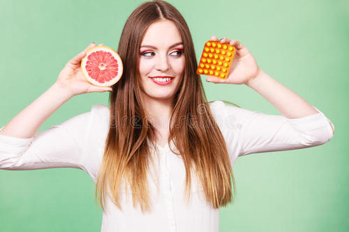 維生素c什么時候吃好?小編分享三個最佳時間-易網<a href=http://www.jsjjzhkt.cn/ target=_blank class=infotextkey>健康養生</a>網 維生素c什么時候吃好?小編分享三個最佳時間