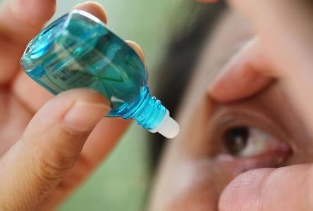 眼藥水怎么滴?小編分享正確步驟-易網健康<a href=http://www.jsjjzhkt.cn/jkys/ target=_blank class=infotextkey>養生</a>網 眼藥水怎么滴?小編分享正確步驟