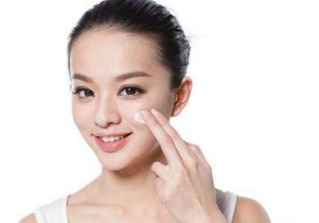 護膚知識大全:孕期護膚品怎么選?五種產品要慎用-易網<a href=http://www.jsjjzhkt.cn/ target=_blank class=infotextkey>健康養生</a>網 護膚知識大全:孕期護膚品怎么選?五種產品要慎用