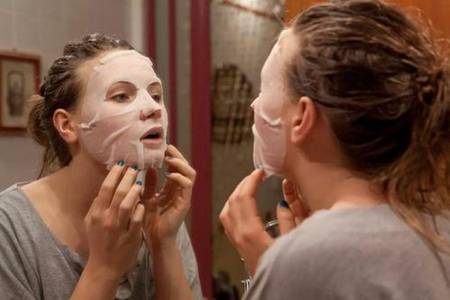 敷面膜的最佳時間,女生怎么用面膜效果最好-易網健康養生網 敷面膜的最佳時間,女生怎么用面膜效果最好