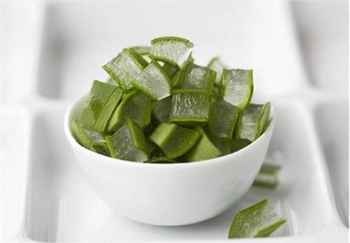 新鮮蘆薈涂臉正確方法,要先將蘆薈外皮剝掉!-易網(wǎng)健康<a href=http://www.jsjjzhkt.cn/jkys/ target=_blank class=infotextkey>養(yǎng)生</a>網(wǎng) 新鮮蘆薈涂臉正確方法,要先將蘆薈外皮剝掉!