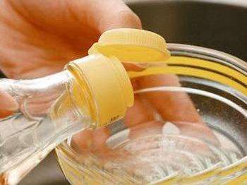 怎樣用白醋美白,甘油白醋美白效果最佳!-易網<a href=http://www.jsjjzhkt.cn/ target=_blank class=infotextkey>健康養生</a>網 怎樣用白醋美白,甘油白醋美白效果最佳!