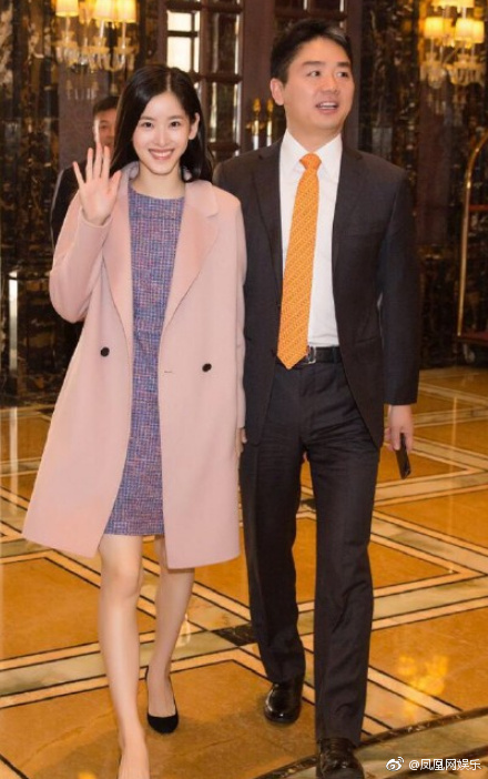 網友偶遇章澤天劉強東 奶茶妹妹素顏甜笑少女肌贏了！