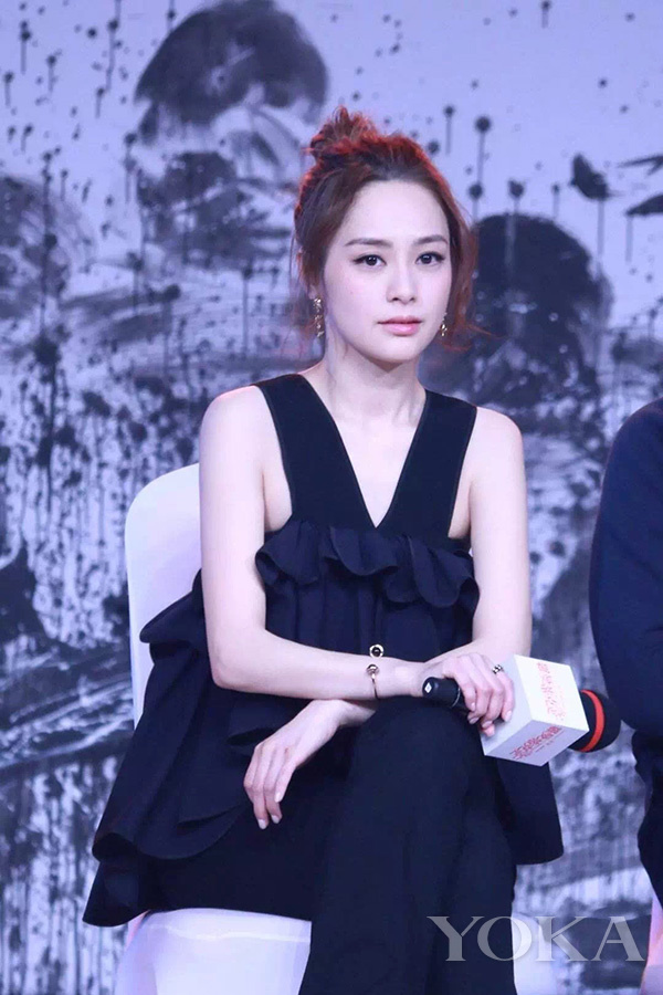 看起來(lái)毫不費(fèi)力的少女感， 離不開(kāi)“黑精靈”的雕琢