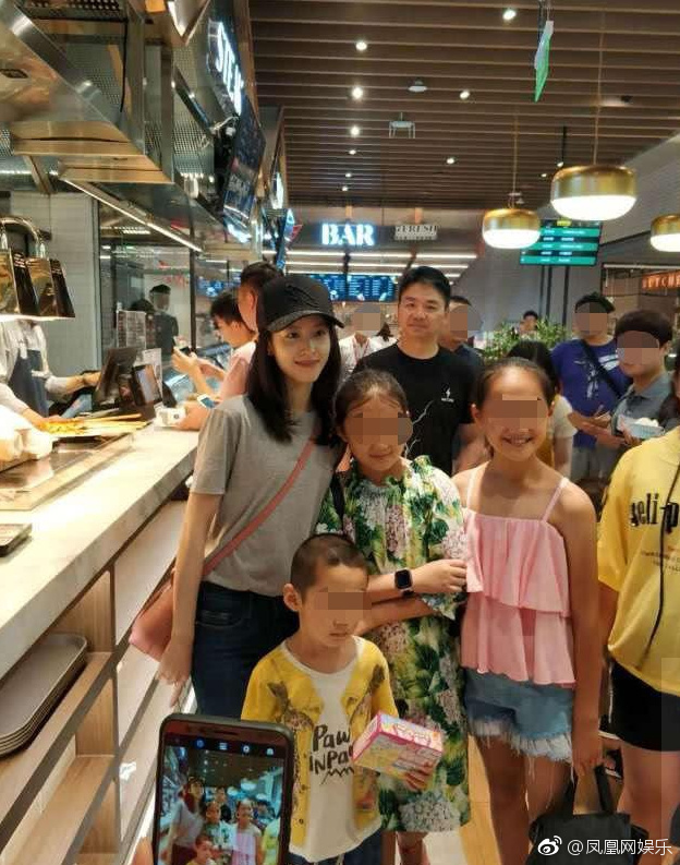 網友偶遇章澤天劉強東 奶茶妹妹素顏甜笑少女肌贏了！