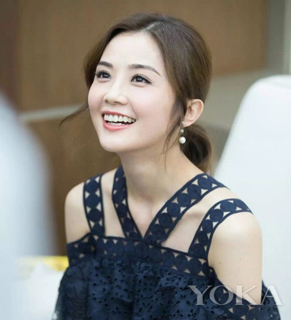 看起來(lái)毫不費(fèi)力的少女感， 離不開(kāi)“黑精靈”的雕琢