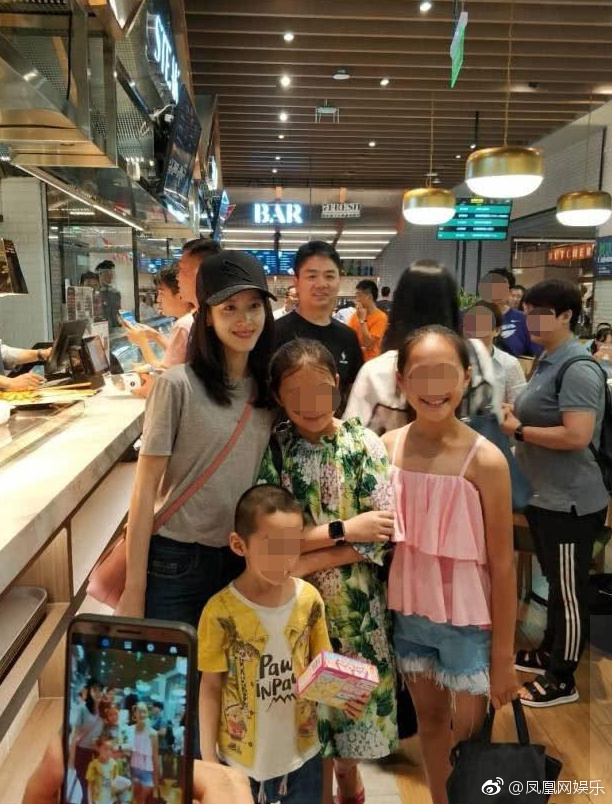 網友偶遇章澤天劉強東 奶茶妹妹素顏甜笑少女肌贏了！