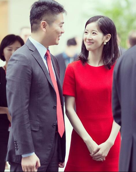 網友偶遇章澤天劉強東 奶茶妹妹素顏甜笑少女肌贏了！