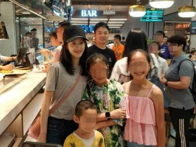 網(wǎng)友偶遇章澤天劉強(qiáng)東 奶茶妹妹素顏甜笑少女肌贏了!