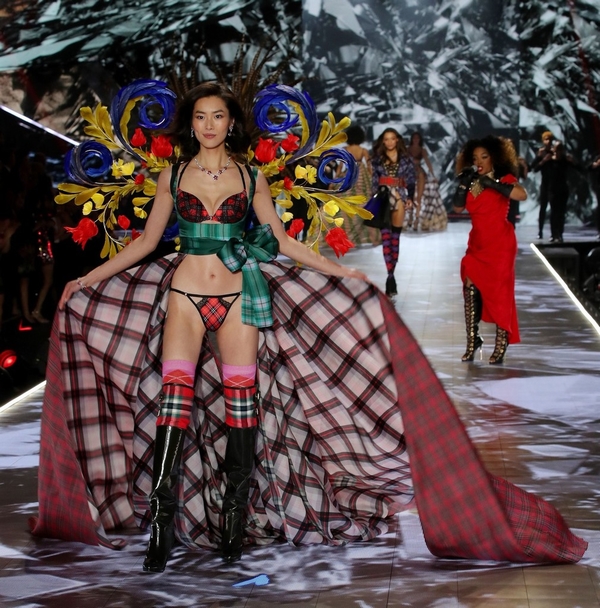 維密天使視覺盛宴 又仙又欲又酷的美好肉體是怎樣煉成的？