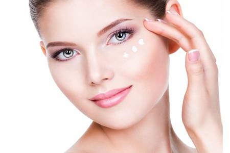 女生一套護膚品的使用順序，精華眼霜的正確順序不能弄錯