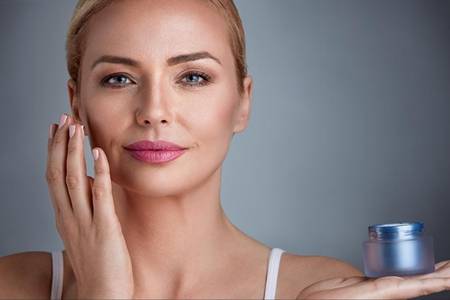 女生一套護膚品的使用順序，精華眼霜的正確順序不能弄錯