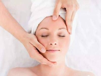 女生皮膚去角質(zhì)的正確方法，清潔角質(zhì)煥發(fā)白皙亮顏