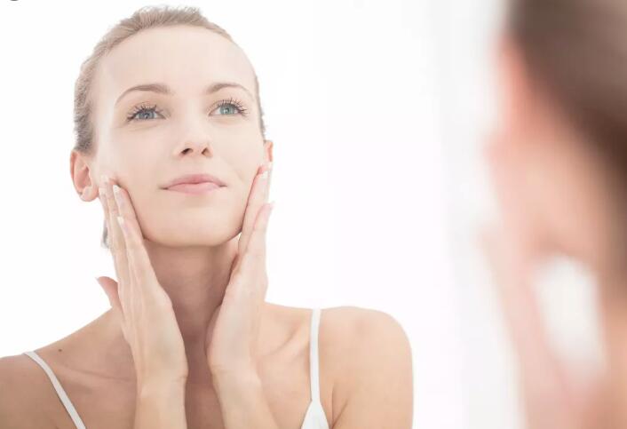 臉很干燥怎么辦?臉很干燥的補水方法-易網健康養生網 臉很干燥怎么辦?臉很干燥的補水方法