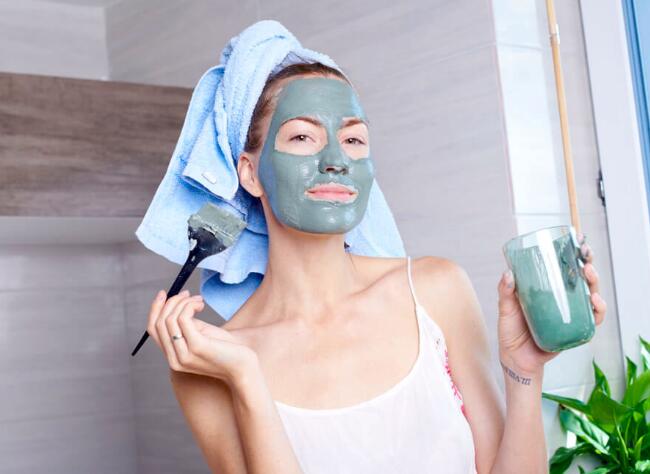 睡眠面膜是睡前用嗎?晚上用睡眠面膜的步驟-易網(wǎng)健康<a href=http://www.jsjjzhkt.cn/jkys/ target=_blank class=infotextkey>養(yǎng)生</a>網(wǎng) 睡眠面膜是睡前用嗎?晚上用睡眠面膜的步驟