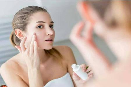 用維e擦臉半年后皮膚的變化,維E乳的五大美容功效-易網健康養生網 用維e擦臉半年后皮膚的變化,維E乳的五大美容功效