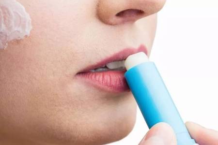 嘴唇干裂脫皮怎么辦,六個潤唇方法養護嬌嫩嘴唇-易網健康養生網 嘴唇干裂脫皮怎么辦,六個潤唇方法養護嬌嫩嘴唇