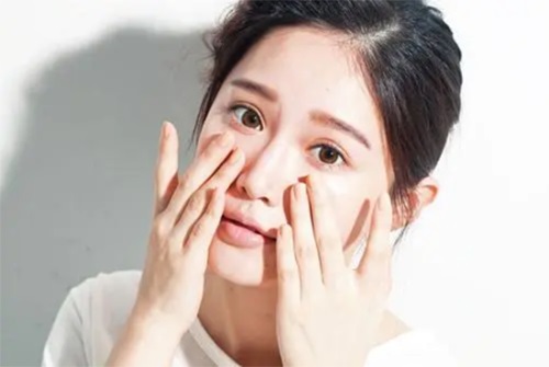 化妝水如何使用你還要抽臉擦抹嗎-易網健康<a href=http://www.jsjjzhkt.cn/jkys/ target=_blank class=infotextkey>養生</a>網 化妝水如何使用你還要抽臉擦抹嗎