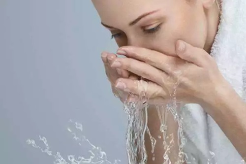 皮膚干燥是怎么回事造成的-易網(wǎng)<a href=http://www.jsjjzhkt.cn/ target=_blank class=infotextkey>健康養(yǎng)生</a>網(wǎng) 皮膚干燥是怎么回事造成的