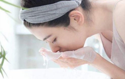 夏季用溫水洗臉好么夏季潔面用開水還是涼水-易網健康<a href=http://www.jsjjzhkt.cn/jkys/ target=_blank class=infotextkey>養生</a>網 夏季用溫水洗臉好么夏季潔面用開水還是涼水