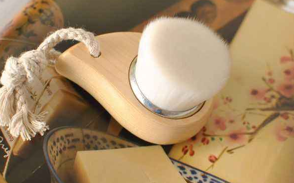 使用潔面刷會導致毛孔變大嗎？如何正確使用潔面刷