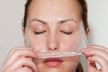 敷面膜第二天長(zhǎng)痘的原因是什么  3個(gè)誘發(fā)痘痘原因大家需注意