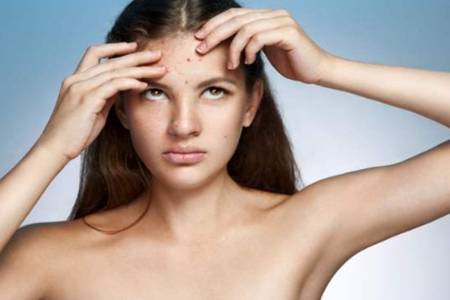 敷面膜第二天長(zhǎng)痘的原因是什么  3個(gè)誘發(fā)痘痘原因大家需注意