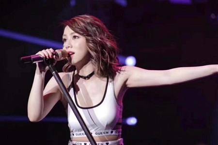 鄧紫棋如何KO都市隱形危肌  碧歐泉凍齡小藍(lán)瓶精華效果怎么樣