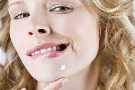 女人下巴長(zhǎng)痘痘是什么原因  2種小方法快速消除臉上青春痘