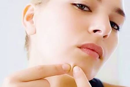 女人下巴長(zhǎng)痘痘是什么原因  2種小方法快速消除臉上青春痘