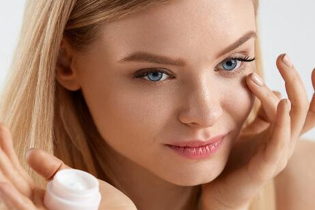 臉上長黃褐斑怎么辦?這4個調理小妙招可淡化斑點-易網<a href=http://www.jsjjzhkt.cn/ target=_blank class=infotextkey>健康養生</a>網 臉上長黃褐斑怎么辦?這4個調理小妙招可淡化斑點