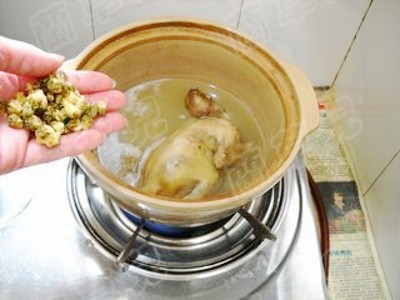 枸杞菊花燉乳鴿的做法-家常味燉菜譜 枸杞菊花燉乳鴿的做法-家常味燉菜譜