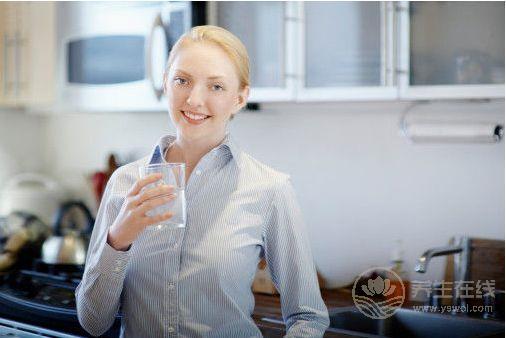 早上起床4種水一定不能喝 早上起床4種水一定不能喝