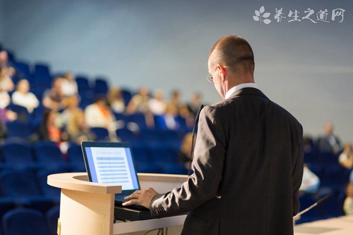 赴美留學(xué)機場排長隊 十萬票價再現(xiàn) 中美航線迎來短期高峰 赴美留學(xué)機場排長隊 十萬票價再現(xiàn) 中美航線迎來短期高峰