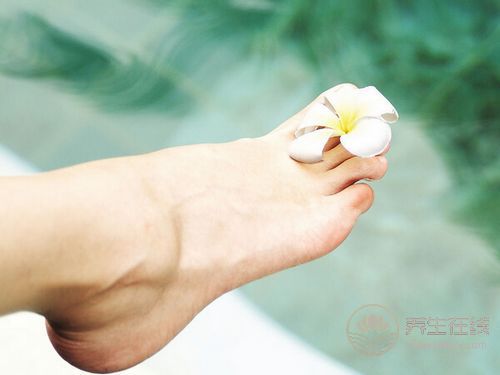 秋季<a href=http://www.jsjjzhkt.cn/jkys/ target=_blank class=infotextkey>養(yǎng)生</a>泡腳需要知道這些禁忌 <a href=http://www.jsjjzhkt.cn/tags-秋季養(yǎng)生.html target=_blank class=infotextkey>秋季養(yǎng)生</a>泡腳需要知道這些禁忌