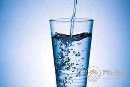 為什么人在冬天老是會出現嘴唇干裂呢