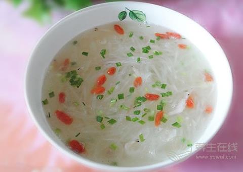 冬季老年人補鈣吃什么 蝦皮白蘿卜湯最補鈣 冬季老年人補鈣吃什么 蝦皮白蘿卜湯最補鈣