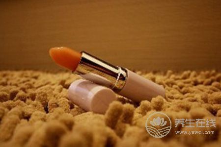 為什么人在冬天老是會出現嘴唇干裂呢