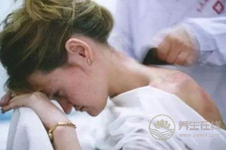 大暑刮痧的好處有哪些?-易網(wǎng)<a href=http://www.jsjjzhkt.cn/ target=_blank class=infotextkey>健康養(yǎng)生</a>網(wǎng) 大暑刮痧的好處有哪些?