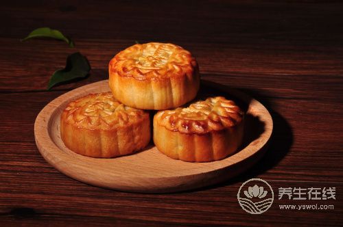 中秋節吃月餅的禁忌是什么?月餅不能和哪些食物一起吃?-易網<a href=http://www.jsjjzhkt.cn/ target=_blank class=infotextkey>健康養生</a>網 中秋節吃月餅的禁忌是什么?月餅不能和哪些食物一起吃?