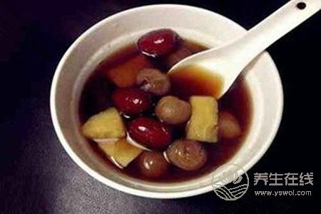 秋季手腳冰涼適合吃什么好呢?秋季手腳冰涼的原因有哪些?-易網健康<a href=http://www.jsjjzhkt.cn/jkys/ target=_blank class=infotextkey>養生</a>網 秋季手腳冰涼適合吃什么好呢?秋季手腳冰涼的原因有哪些?